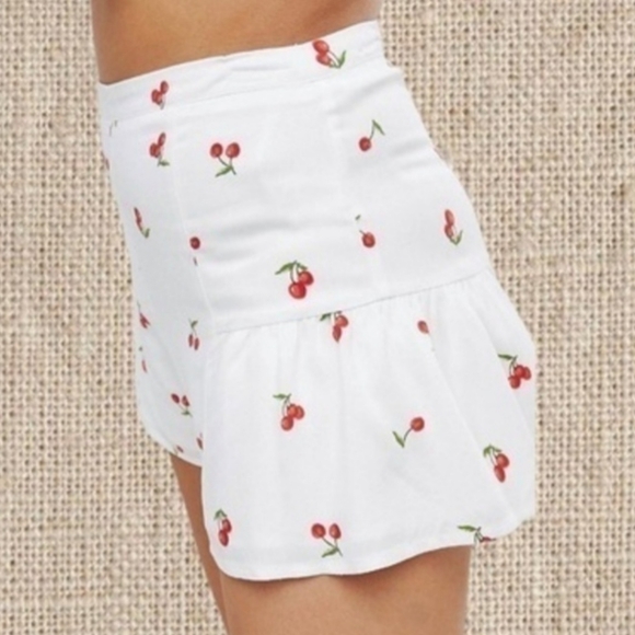 Cherry Print High waisted shorts 🖤 - Picture 2 of 5